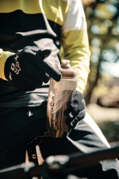 Fidlock Twist Single Bottle 590 Ersatz-Trinkflasche Transparent Schwarz -E-Bike Zubehör Verkauf fidlock single bottle 590 ml lifestyle 1