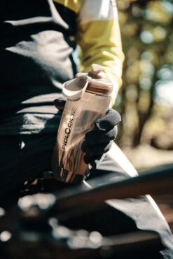 Fidlock Twist Single Bottle 590 Ersatz-Trinkflasche Transparent Schwarz -E-Bike Zubehör Verkauf fidlock single bottle 590 ml lifestyle 2