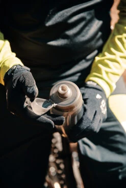 Fidlock Twist Single Bottle 590 Ersatz-Trinkflasche Transparent Schwarz -E-Bike Zubehör Verkauf fidlock single bottle 590 ml lifestyle 3