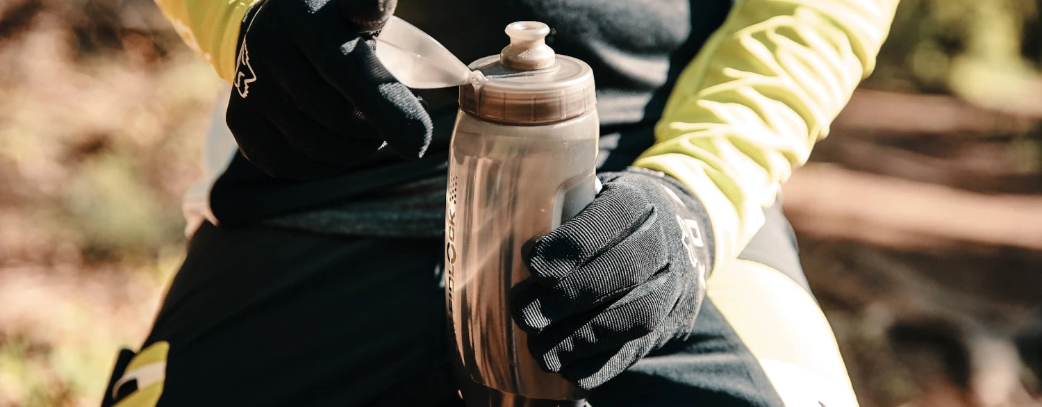 Fidlock Twist Bottle 590 Trinkflasche Transparent Schwarz + Bike Base 6 Fidlock Twist Bottle 590 Trinkflasche Transparent Schwarz + Bike Base – Bild 4