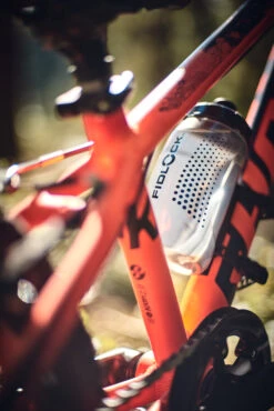 Fidlock Twist Bottle 450 Trinkflasche Transparent Schwarz + Uni Base -E-Bike Zubehör Verkauf fidlock twist bottle uni base 450 ml lifestyle 1