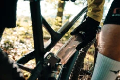 Fidlock Twist Bottle 590 Trinkflasche Transparent Schwarz + Bike Base 12 Fidlock Twist Bottle 590 Trinkflasche Transparent Schwarz + Bike Base -E-Bike Zubehör Verkauf fidlock twist lifestyle 1