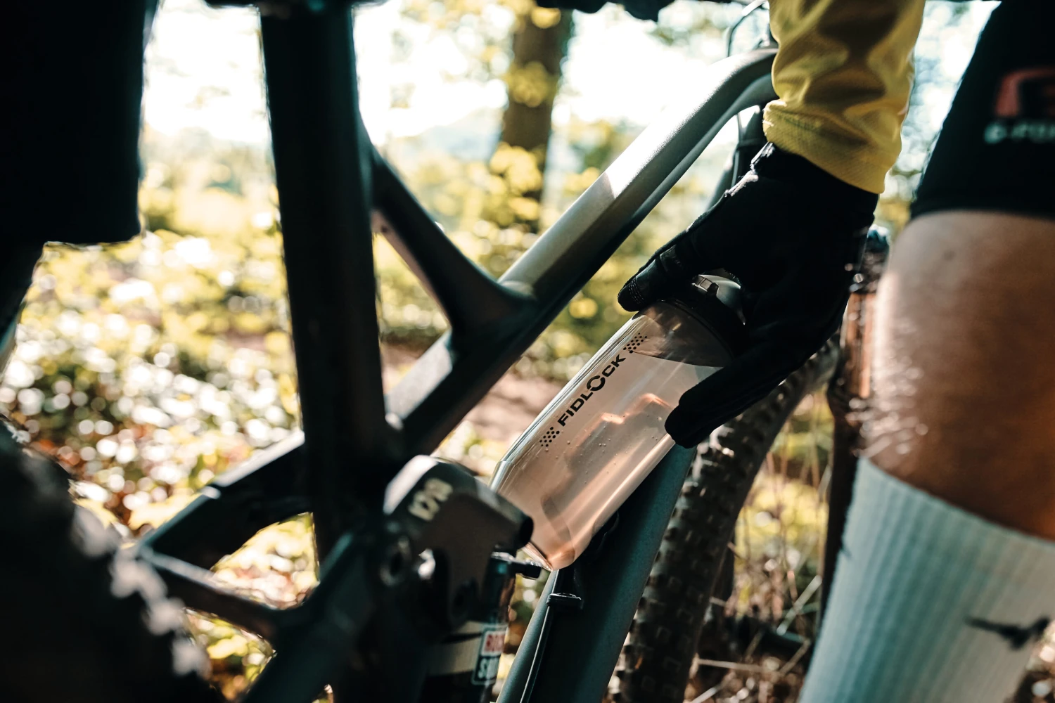 Fidlock Twist Bottle 590 Trinkflasche Transparent Schwarz + Bike Base 7 Fidlock Twist Bottle 590 Trinkflasche Transparent Schwarz + Bike Base – Bild 5